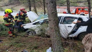 Balıkesirde otomobil ormanlık alana uçtu: 2 yaralı