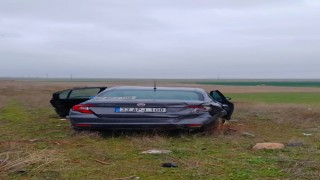 Bariyerlere çarpıp tarım arazisine giren otomobilde 5 kişi yaralandı