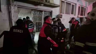 Bartında 4 katlı apartmanda yangın paniği: 2 kişi dumandan etkilendi