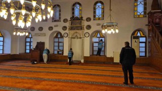 Bartında camiler kadın hükümlüler tarafından temizleniyor