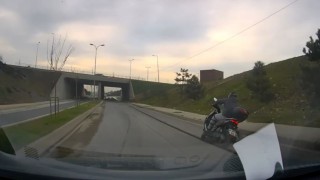 Başakşehirde yarım bırakılan yol çalışması kazaya neden oldu