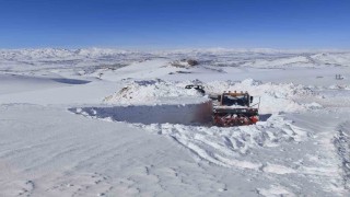 Başkalede 3 metreyi bulan kar tünellerinde çalışma