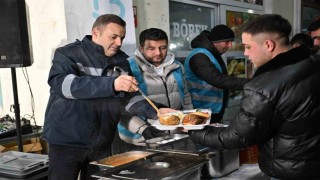 Başkan Ahmet Akın, sahurunu hal esnafıyla birlikte yaptı