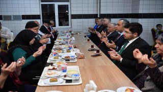Başkan Büyükkılıç, Cumhurbaşkanı ile bayramlaştı, iftara 5 kala programına ve huzurevi gönül sofrasına katıldı