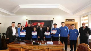 Başkan Çelebi bölge birincisi floor curling takımını kabul etti