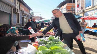Başkan Gülerden kadınlara çiçekli jest