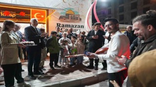 Başkan Hallaça Ramazan Çarşısında sürpriz doğum günü kutlaması
