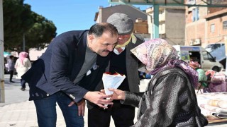Başkan Karadan emekçi kadınlara ve sağlık çalışanlarına çiçek