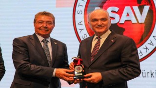 Başkan Özlüye ‘Kızıl Elma Ödülü