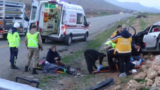 Batmanda direğe çarpıp takla atan araç hurdaya döndü: 5 yaralı
