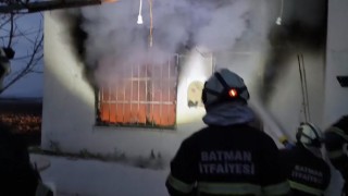 Batmanda tek katlı ev alevlere teslim oldu