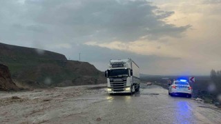 Batmanda yağmur sonrası sulama kanalı taştı: Kara yolu tek şeride düştü