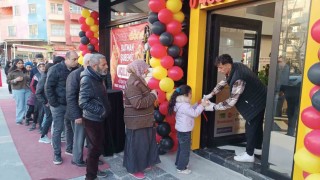 Batmanda yeni açılan dönerci, bin kişiye ücretsiz iftar dağıttı