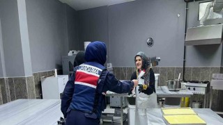 Bayburt jandarması kadın esnaf ve öğretmenlerin kadınlar gününü kutladı