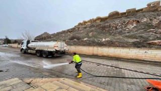 Bayburtta bahar temizliği kapsamında yollar ve kaldırımlar tazyikli suyla yıkanıyor