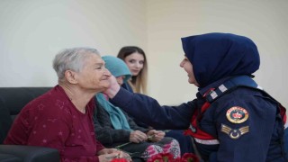 Bayburtta huzurevi sakinlerine jandarma sürprizi: Büyüklerin yüzü güldü