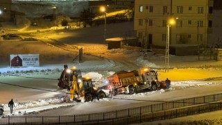 Bayburtta kara saplanan tuzlama aracı kepçe ve halat yardımıyla çekildi