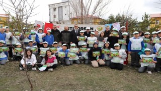 Bayburtta öğrenciler Orman Haftası kapsamında fidan dikti