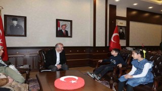 Bayrak nöbeti tutan minik öğrenciler Vali Hatipoğlunun konuğu oldu