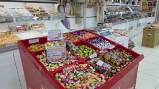 Bayram alışverişine gelen çocukları ikram köşesi ile sevindiriyor