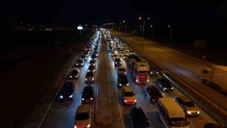 Bayram bitiyor, tatilciler mega kentlere akın ediyor: 43 ilin geçiş noktasında yoğun trafik