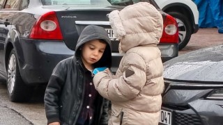 Bayram namazında çocuklara harçlık sürprizi