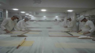 Bayram öncesi Gaziantepte baklava mesaisi