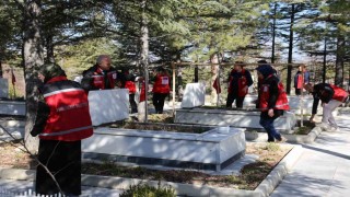 Bayram öncesinde şehitlik temizlendi
