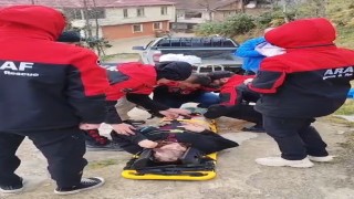 Bayramı köyünde geçirsin diye sedye ile evine taşındı