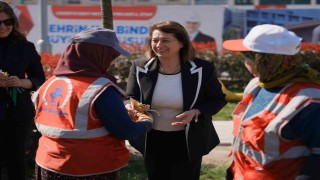 Belediye personellerine kadınlar günü sürprizi
