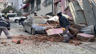 Beşiktaşta metruk bina park halindeki aracın üzerine çöktü