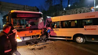 Beşiktaşta servis minibüsüyle İETT otobüsü kafa kafaya çarpıştı: 2 yaralı