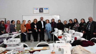 Beylikovada kadınlar için bin çiçek dağıtıldı