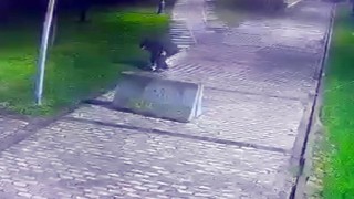 Beyoğlunda parkta düşürülen telefonu çaldı, o anlar kamerada