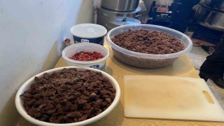 Bilecikte bodrum katta kaçak yemek üretimine zabıta baskını