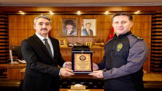 Bilecikte emekliye ayrılan polis memuruna plaket