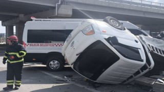 Bilecikte halk minibüsü ile kırmızı ışık ihlali yapan kamyonet çarpıştı, 8i hafif 9 yaralı