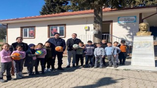 Bilecikte jandarmadan öğrencilere spor malzemesi desteği