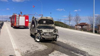Bilecikte kontrolden çıkan araç refüje çarptı