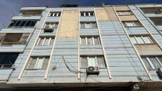 Binadan dökülen parçalar hastanelik etti