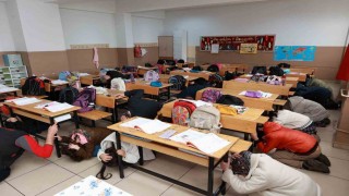 Bingölde öğrencilere deprem tatbikatı
