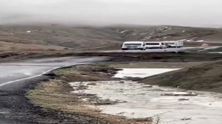 Bingölde toprak kayması sonucu yol çöktü: Ulaşım durdu