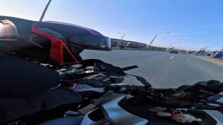 Bir anda şerit değiştirdi, motosikletler çarpıştı