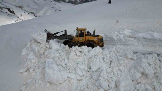 Bitliste 5 metreyi bulan karda yol açma çalışması