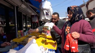 Boluda pazar tezgahları bayram şekerleriyle renklendi