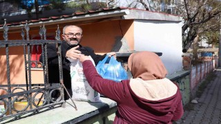 Bu bakkalda parayla değil dua ile alışveriş yapılıyor