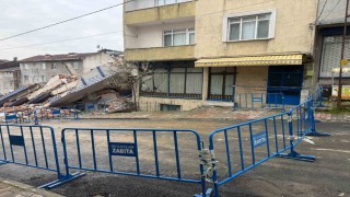 Bu işin ustasıyız diyen İBB ekibinin tehlikeli yıkımı kamerada: 5 katlı bina yerle bir oldu, yan binanın kolonu zarar gördü