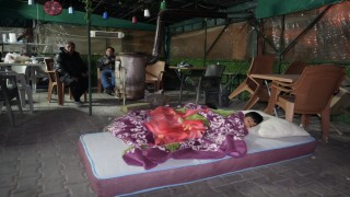 Buldanda 5.1 büyüklüğündeki depremin ardından yaşanan artçılardan korkan vatandaşlar dışarda sabahladı