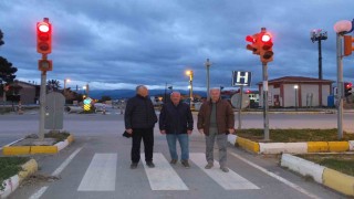 Burhaniyede düzensiz yanan ışıklar tepki çekti