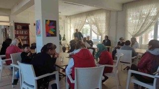 Burhaniyede huzurevindeki yaşlıları sevindirdiler